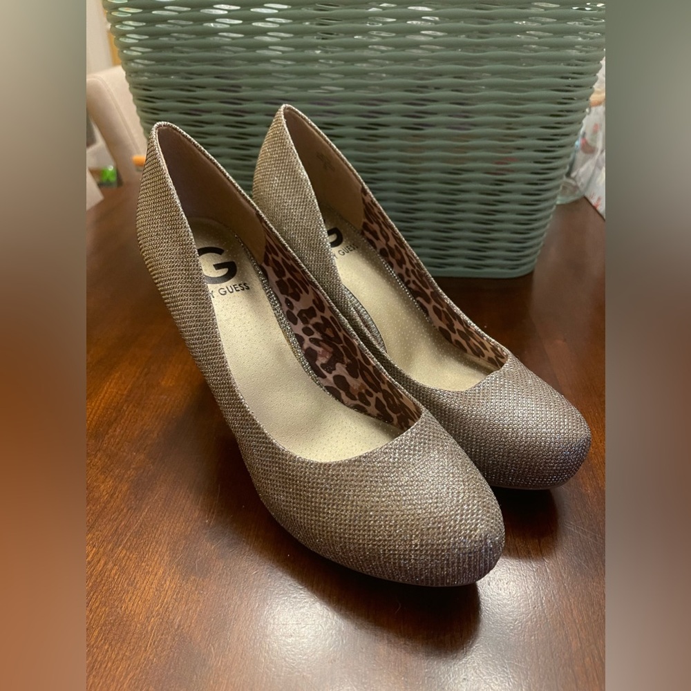NWOT G by Guess Round Toe Gold Glitter Platform Pump Heel Shoes - SZ 9